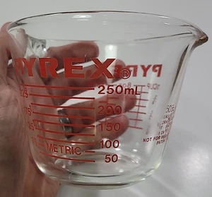 Taza Medidora Vintage PYREX L Mango 1 Taza Vidrio Rojo 508 EE. UU. Métrico Imperial - Imagen 1 de 16