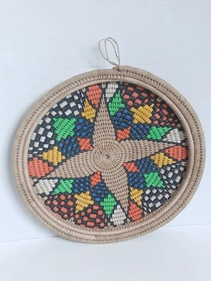 Cesta Tejida Decoración Pared Colorida Hecha a Mano Plana Redonda Colgante Natural Foto 1 de 4