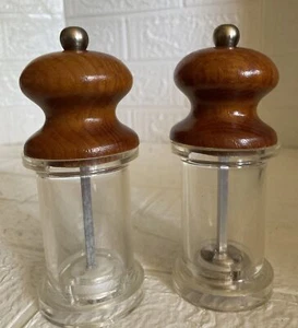 Molinillo de sal y pimienta Cole & Mason 5,5" madera y acrílico transparente hecho en Inglaterra 505 - Imagen 1 de 4