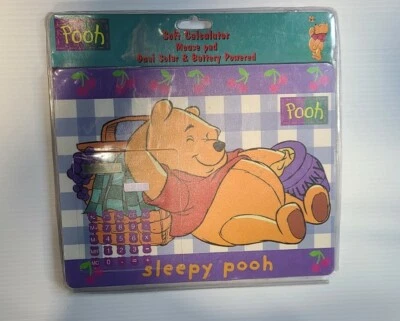 Alfombrilla de ratón y calculadora Sleepy Winnie the Pooh de colección, Reyco, 1996 Foto 1 de 2