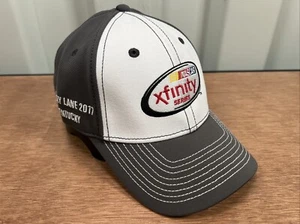 Cappello Xfinity Series Victory Lane Kentucky 2017 Comcast NASCAR Fanatics - Nuovo - Foto 1 di 8