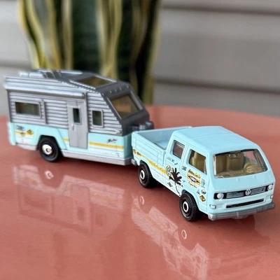 Volkswagen Transporter Mattel Matchbox Die Cast doble cabina con remolque 2020 Foto 1 de 4