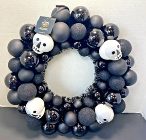 NWT Target Hyde & Eek Black Shatterproof Bulbs & Skulls Halloween Wreath 17 Inch - Picture 1 of 6