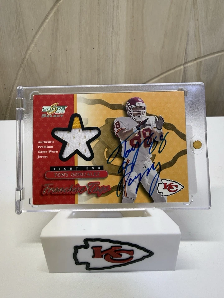 2001 SCORE SELECT TONY GONZALEZ FRANCHISE TAGS GAME-WORN PATCH AUTOGRAPH #ED /50 - Image 1 of 2