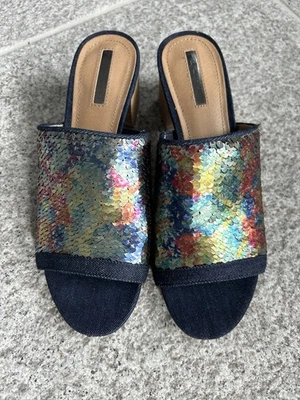 Sandalias de mezclilla con lentejuelas Tahari usadas en excelente estado talla 7 COLA DE SIRENA con múltiples arco iris Foto 1 de 4
