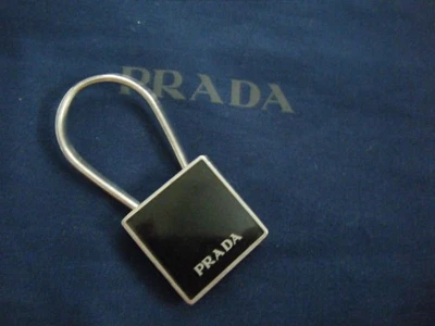 PRADA Portachiavi Portachiavi Borsa Charm Logo Placca Metallo Nero/Argento... - Immagine 1 di 4