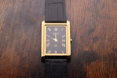 Reloj de vestir vintage Seiko Slim Tank de cuarzo con esfera negra de cuero negro para hombre Foto 1 de 4