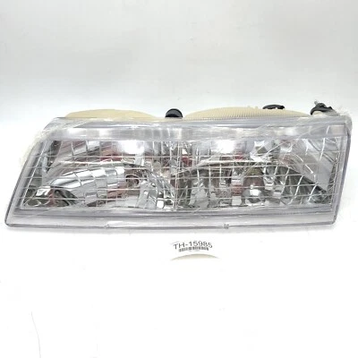 Левая фара водителя Dorman 1590272 для Ford/Mercury Grand Marquis 1995-97 годов выпуска - Изображение 1 из 4