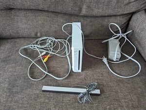 Nintendo Wii Video Game Console White (RVL001) Gamecube Compatible - Bild 1 von 2