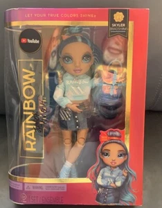 Rainbow High Jr Skyler Bradshaw blau 9" Modepuppe Spielset mit Rucksack - Bild 1 von 4