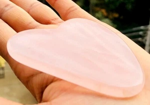 Quarzo rosa Gua Sha strumento viso cristallo pietra preziosa cura della pelle benessere donna regalo - Foto 1 di 2