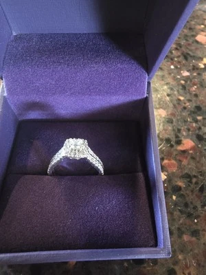 Anillo de compromiso de diamantes de 1 Karet Zales Foto 1 de 4