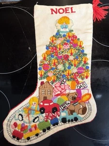 Vintage 70er Jahre handbestickter Crewel Weihnachtsstrumpf "NOEL" Engel Baum - makellos - Bild 1 von 10