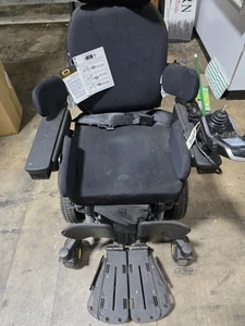 Quantam I Level Motorized Wheelchair - Picture 1 of 11