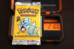 21.00g Pokémon TCG Base Set 2 Booster Pack 2000 Gyarados Art WOTC Vintage Sealed - Picture 1 of 7