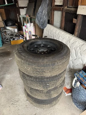 Ruedas y neumáticos para Dodge Dakota están usados pero no mucho tiempo tal vez 600 millas Foto 1 de 3