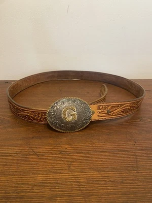 Cinturón grabado de cuero marrón mecanizado a mano y hebilla G de placa de plata de bronce crumida Foto 1 de 4