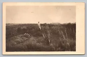 RPPC Eine Frau in ihrem Garten unbenutzte Foto-Postkarte - Bild 1 von 3