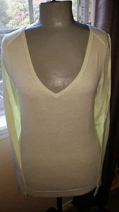 GAP Ladies Lightweight Long Sleeve V-Neck Sweater PALE LIME GREEN Sz MD NWT - Picture 1 of 8