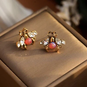 Boucles d'oreilles Clous Doré Petit Insect Abeille Perle Jade Opale Rouge QD4 - Imagen 1 de 10