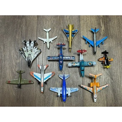 Lote mixto de 11 aviones fundidos a presión, Airbus, Rescate, USAF, Alitalia, Matchbox y más Foto 1 de 4