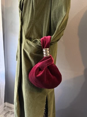 Mini bolso de terciopelo borgoña con anillos de plata - perfecto para las vacaciones ✨ Foto 1 de 4