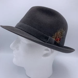 Sombrero Fedora de Fieltro Churchill Ltd De Colección ~ Gris ~ 7 1/2 ~ Plumas ~ Usado en Excelente Condición - Imagen 1 de 12