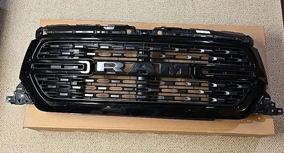 Dodge Ram 1500 2019-2024 original parrilla delantera negra 68366528AH usada Foto 1 de 4
