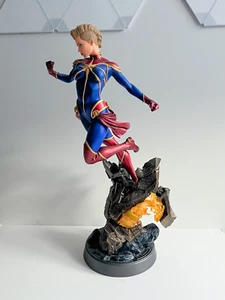 MIB - Captain Marvel Premium Format Statue Sideshow Ltd. Ed. EXCLUSIVE w/ HELMET - Picture 1 of 12