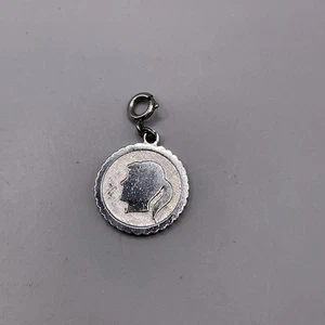 Charm Vintage Monet Cheerleader Tono Argento Ragazza con Coda di Cavallo Estate Gioielli - Foto 1 di 6