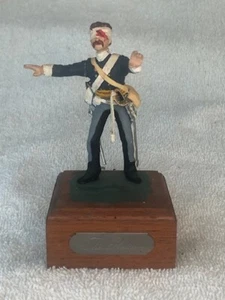 Statuina soldato ferito All The Queens Men da collezione su base in legno - Foto 1 di 2
