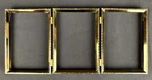 Vintage 60er Jahre MCM Tri-Fold goldfarben 31/2"×5" aufklappbarer Bilderrahmen mit Glas - Bild 1 von 4