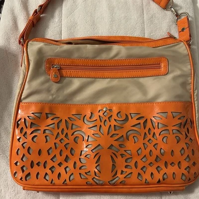 Bolso de Hombro Sondra Roberts Beige Nylon y Naranja Recortado Foto 1 de 4