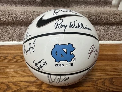 NCAA North Carolina Tar Heels oficial 2015-2016 equipe de basquete ASSINADA - Imagem 1 de 4
