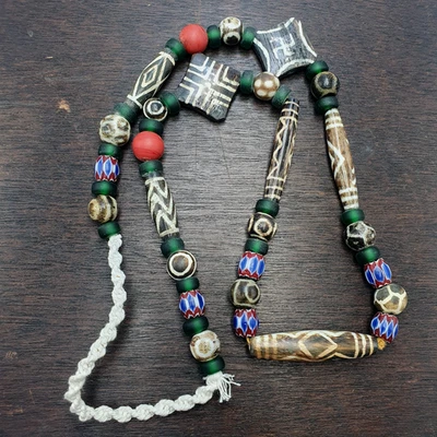Lotto misto vintage birmano Pumtek e Chevron perle di vetro perline collana... - Immagine 1 di 4