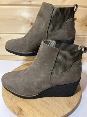 Bota Chelsea Dr. Scholls Wedge para Mujer 10M Tostado Oliva Camuflada Comodidad Sostenible Foto 1 de 4