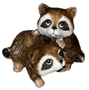 Statuina ceramica vintage HOMCO Baby Racoons 3" decorazione da collezione adorabile marrone - Foto 1 di 5