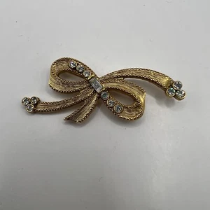 Vintage Bow Brooch Crystal and Brushed Gold Tone Pin - Imagen 1 de 8