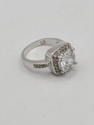 Anillo Talla 9 Lia Sophia At Last Tono Plateado Facetado Cuadrado Circonita Anillo Foto 1 de 4