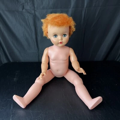 "Muñeca de plástico duro vintage Uneeda 23"" pelo naranja ojos azules dormidos"  Foto 1 de 4