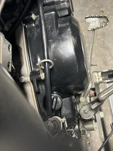 Cable de freno de estacionamiento Yamaha Banshee 350 OEM montaje OEM solo pestaña - Imagen 1 de 4