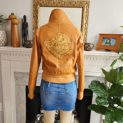 Chaqueta Bomber De Colección Rocawear Marrón Imitación Cuero Logotipo Dorado Y2K Talla M Foto 1 de 4