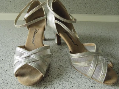 Hübsche Tanz-/Tangoschuhe, Silber, Diamant, Leder, Riemchen, Gr. 4, H ca. 6 cm  - Bild 1 von 3