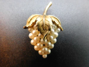 RARE TRIFARI CROWN BROOCH, VINTAGE GRAPE CLUSTER, SIGNED - Picture 1 of 3