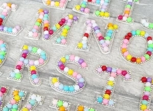 Regenbogen Perle Buchstabenaufnäher, Aufbügeln Aufnähen Alphabet Applikation, Funkeln - Bild 1 von 10