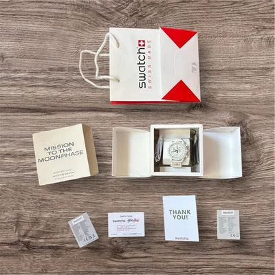 Omega x Swatch MoonSwatch "Mission to the Moonphase - Full Moon" Snoopy Bianco - Immagine 1 di 4