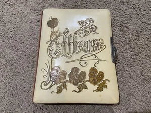 Antico album fotografico vittoriano in celluloide copertina posteriore in velluto 7,5” x 9,5” floreale - Foto 1 di 19