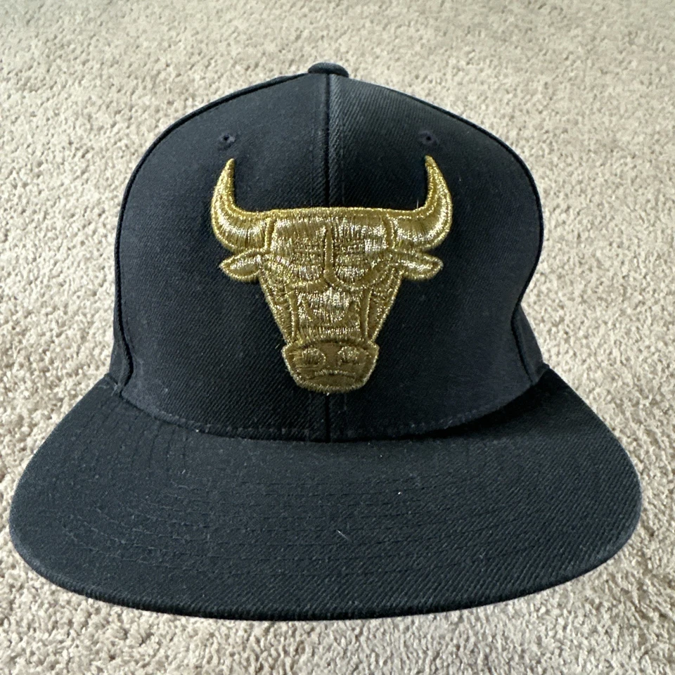 Chicago Bulls Hat Cap Men Black Snapback Mitchell & Ness Gold Logo NBA Basketbal — 第 1/4 张图片