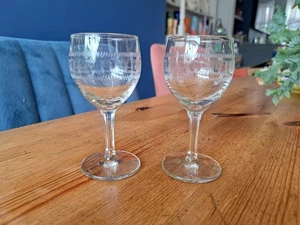 2x Vintage Clear Glass Etched Greek Knot Port/Sherry/Liqueor Glasses - 10.5cm - Picture 1 of 5