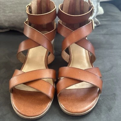 Sandalias Material Girl para mujer punta abierta marrón con tiras, talla 10M Foto 1 de 4